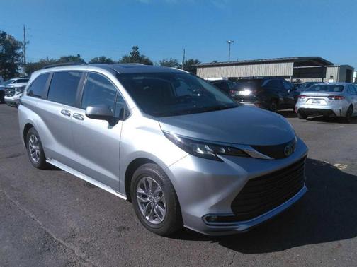 2024 Toyota Sienna XLE