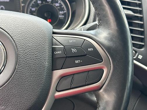 Diamond Black Crystal Pearlcoat 2019 Jeep Cherokee Latitude Plus