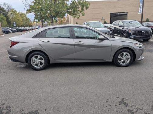 2023 Hyundai ELANTRA SE