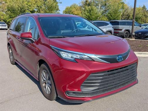 2023 Toyota Sienna LE