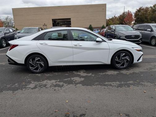 2025 Hyundai ELANTRA SEL