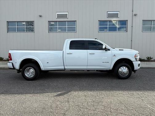 2022 RAM 3500 Laramie Crew Cab 4x4 8 Box