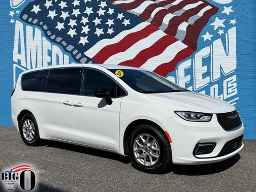 2025 Chrysler Pacifica Select