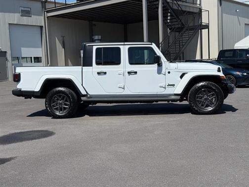 2024 Jeep Gladiator Sport S