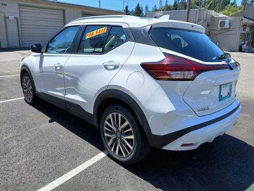 White 2021 Nissan Kicks SV