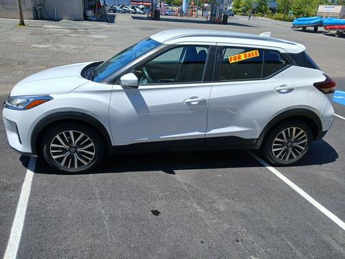 White 2021 Nissan Kicks SV