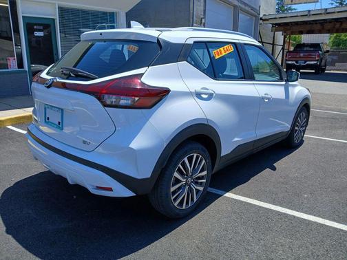 White 2021 Nissan Kicks SV