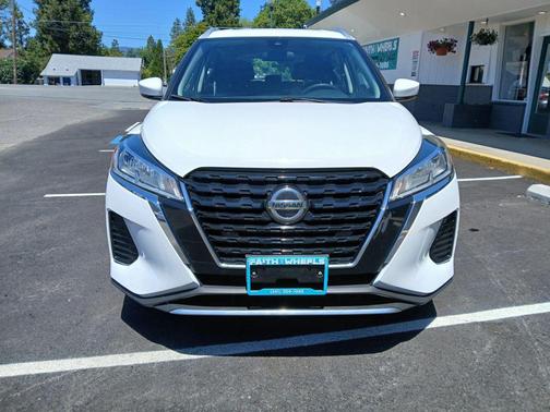 White 2021 Nissan Kicks SV