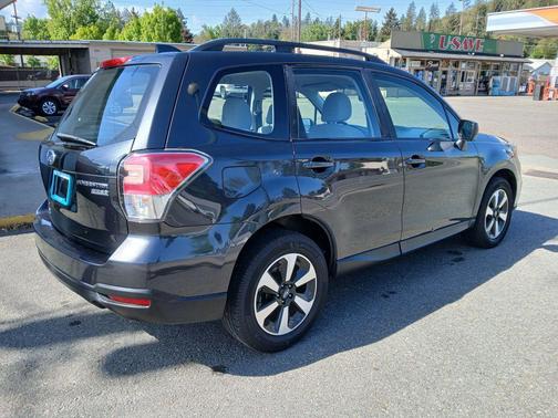 Crystal Black Silica 2017 Subaru Forester 2.5i