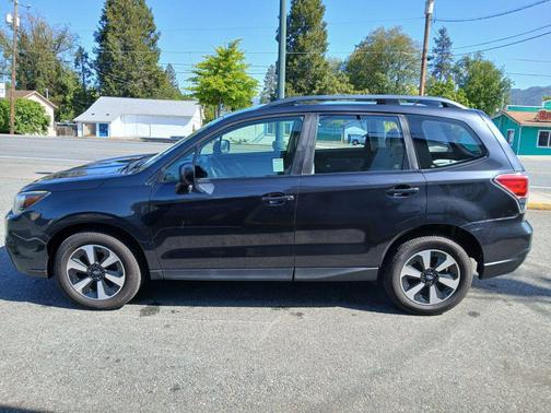 Crystal Black Silica 2017 Subaru Forester 2.5i
