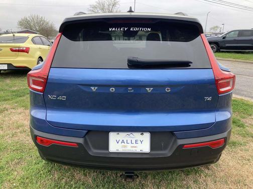 Blue Metallic 2021 Volvo XC40 T4 R-Design