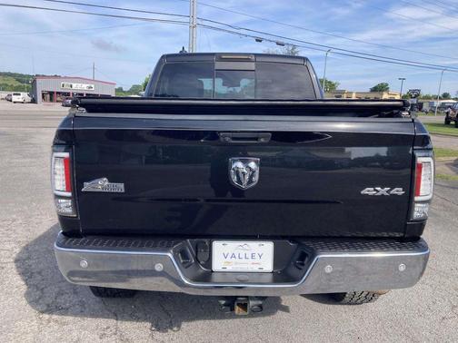 Brilliant Black Crystal Pearlcoat 2016 RAM 1500 Big Horn