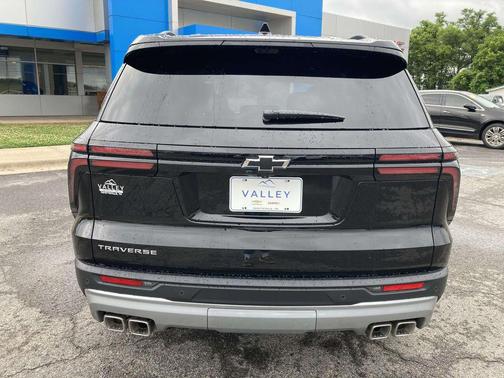 Mosaic Black Metallic 2026 Chevrolet Traverse LT