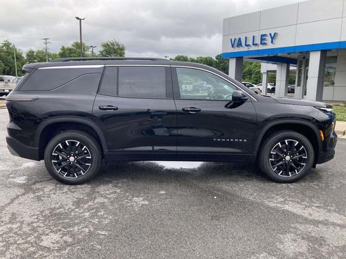 Mosaic Black Metallic 2026 Chevrolet Traverse LT