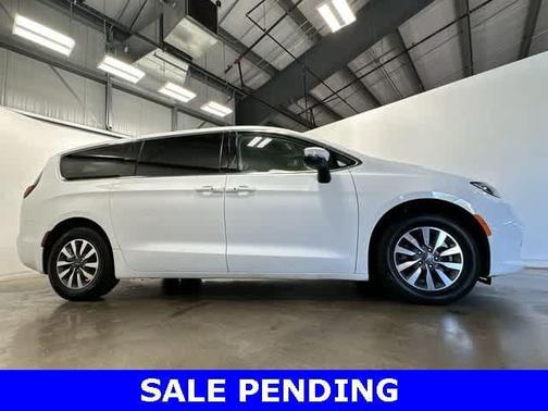 2023 Chrysler Pacifica Hybrid Touring L