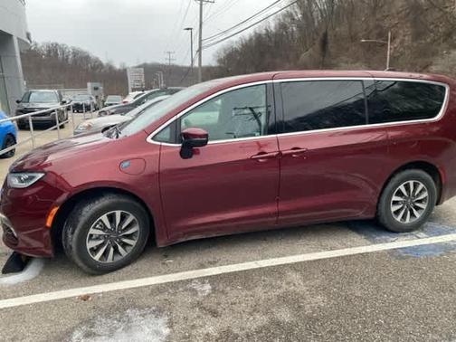 2023 Chrysler Pacifica Hybrid Touring L
