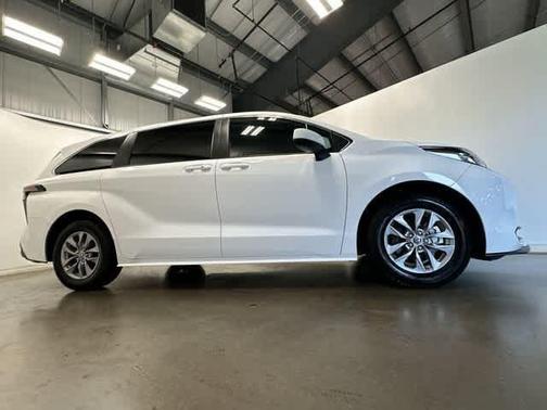 2022 Toyota Sienna LE