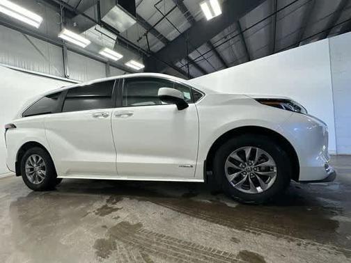 2021 Toyota Sienna XLE 7 Passenger