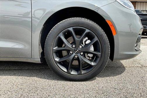 2023 Chrysler Pacifica Touring-L