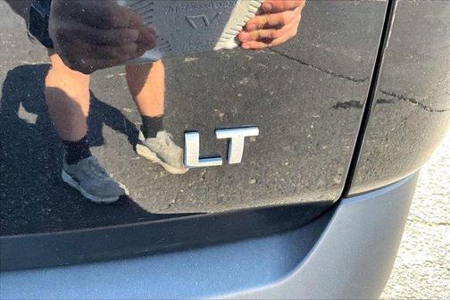 Mosaic Black Metallic 2023 Chevrolet Traverse LT Cloth