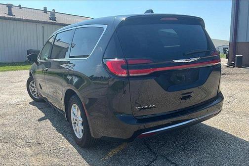 2023 Chrysler Pacifica Touring-L
