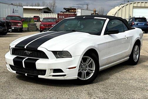 Performance White 2013 Ford Mustang V6