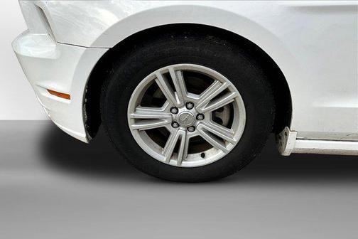 Performance White 2013 Ford Mustang V6