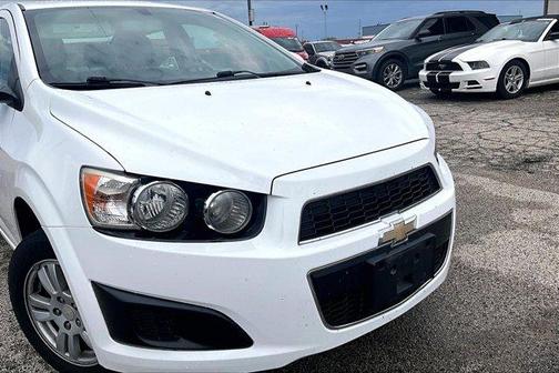 Summit White 2016 Chevrolet Sonic LT