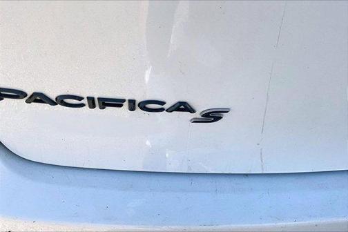 Bright White Clearcoat 2018 Chrysler Pacifica Touring-L Plus