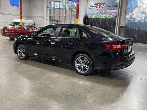 Deep Black Pearl Effect 2024 Volkswagen Jetta 1.5T SE
