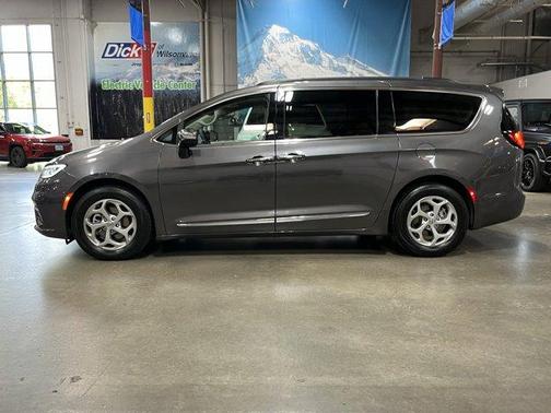 Granite Crystal Clearcoat Metallic 2023 Chrysler Pacifica Limited