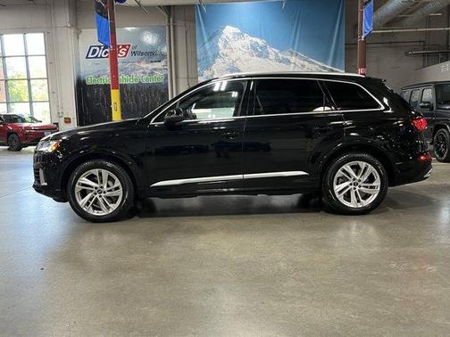 Mythos Black Metallic 2023 Audi Q7 55 Premium