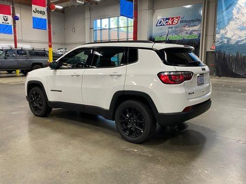 Bright White Clearcoat 2026 Jeep Compass Latitude