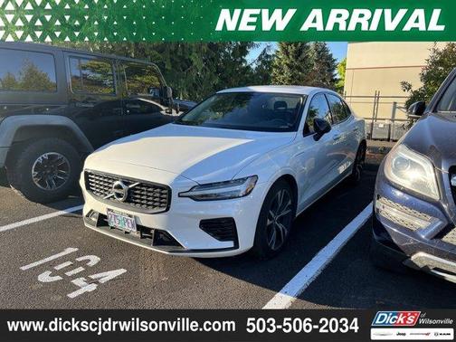 Crystal White Metallic 2022 Volvo S60 Recharge Plug-In Hybrid T8 R-Design Expression