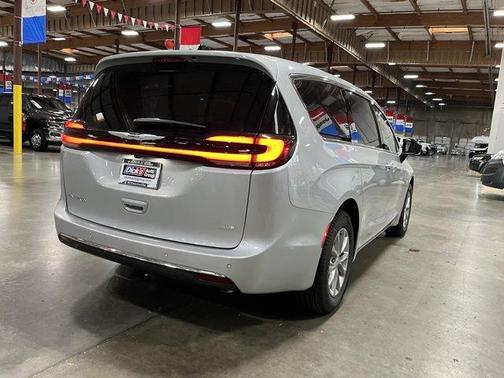 Silver Mist Clearcoat 2026 Chrysler Pacifica Select