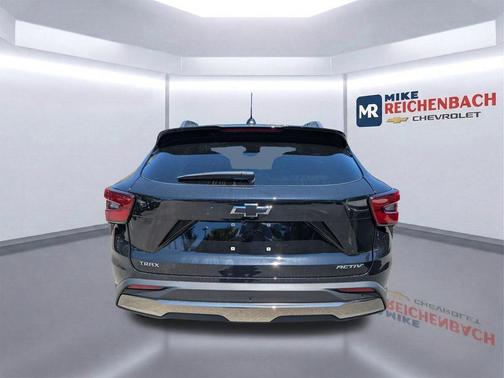 Mosaic Black Metallic 2026 Chevrolet Trax FWD ACTIV