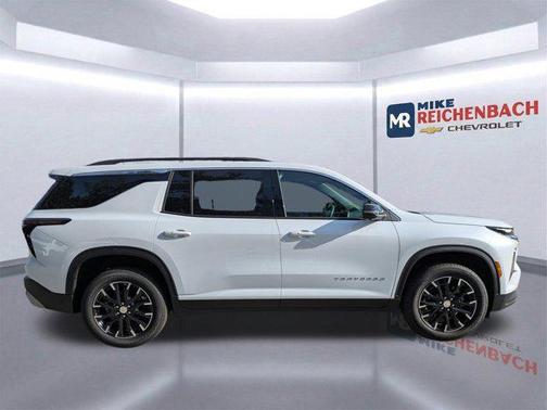Polar White Tricoat 2026 Chevrolet Traverse LT