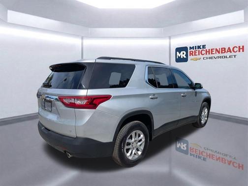 Silver Ice Metallic 2021 Chevrolet Traverse LT Cloth