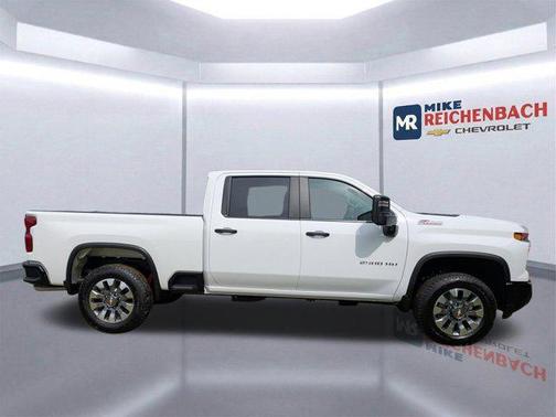 Summit White 2026 Chevrolet Silverado 2500 Custom