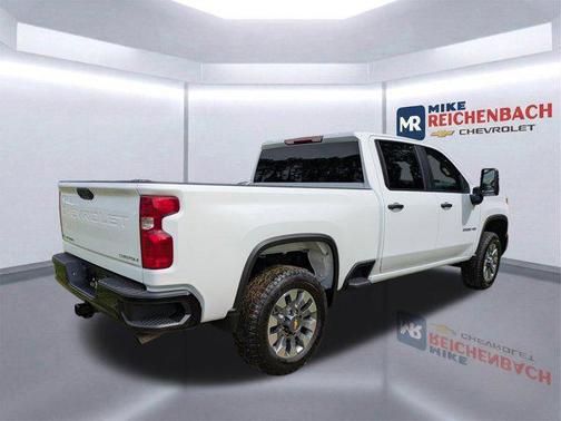 Summit White 2026 Chevrolet Silverado 2500 Custom