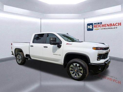 Summit White 2026 Chevrolet Silverado 2500 Custom