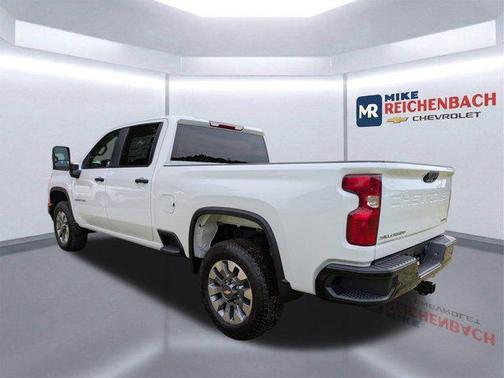 Summit White 2026 Chevrolet Silverado 2500 Custom