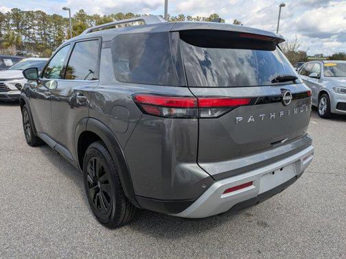 2023 Nissan Pathfinder SL FWD