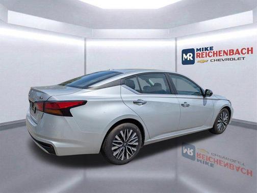 Brilliant Silver Metallic 2024 Nissan Altima 2.5 SV