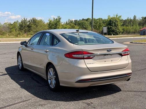 White Gold 2017 Ford Fusion SE