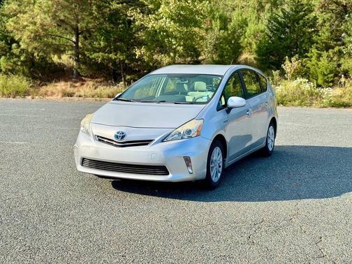 2014 Toyota Prius v Two