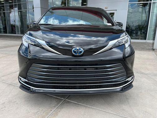 2025 Toyota Sienna Limited 7-Passenger