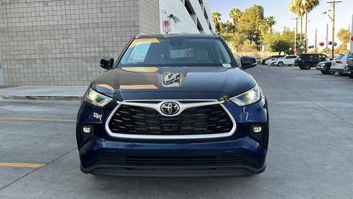 Gray 2025 Toyota Highlander Hybrid XLE