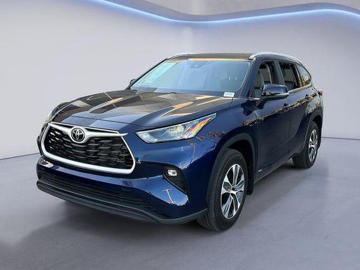 Gray 2025 Toyota Highlander Hybrid XLE
