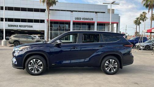 Gray 2025 Toyota Highlander Hybrid XLE